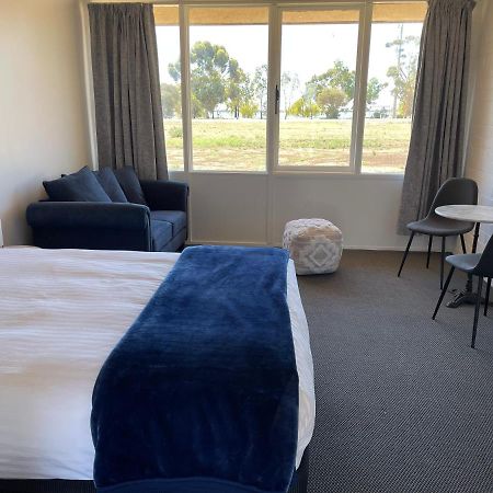Happy Wanderer Motel Lake Boga On The Lake With Lake Views Extérieur photo