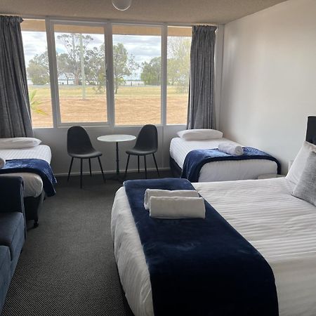 Happy Wanderer Motel Lake Boga On The Lake With Lake Views Extérieur photo