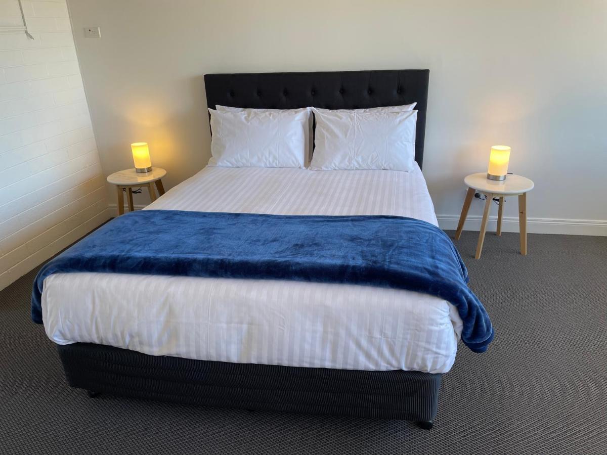 Happy Wanderer Motel Lake Boga On The Lake With Lake Views Extérieur photo