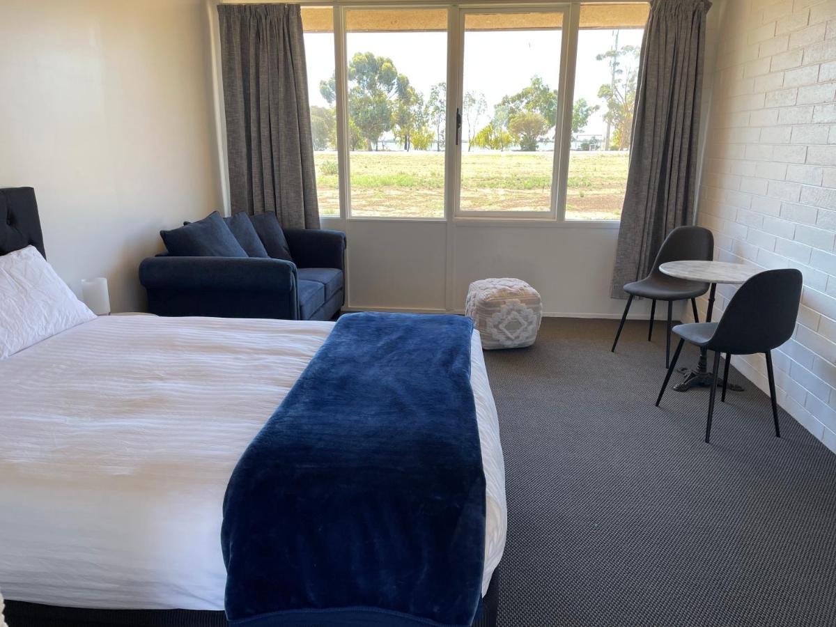 Happy Wanderer Motel Lake Boga On The Lake With Lake Views Extérieur photo