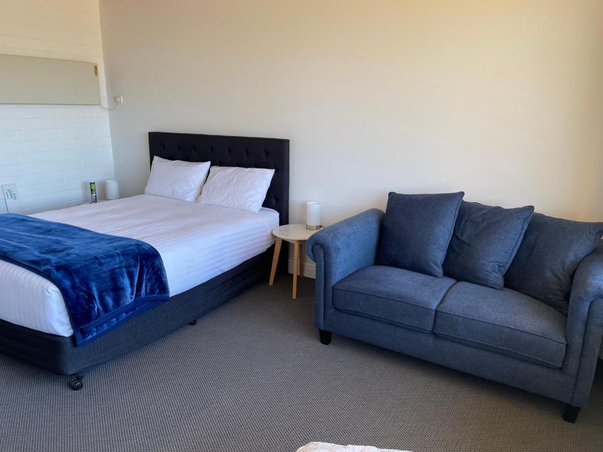 Happy Wanderer Motel Lake Boga On The Lake With Lake Views Extérieur photo