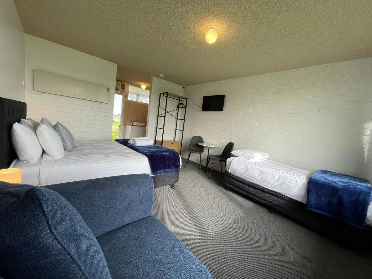 Happy Wanderer Motel Lake Boga On The Lake With Lake Views Extérieur photo