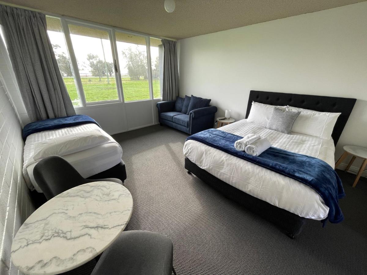 Happy Wanderer Motel Lake Boga On The Lake With Lake Views Extérieur photo
