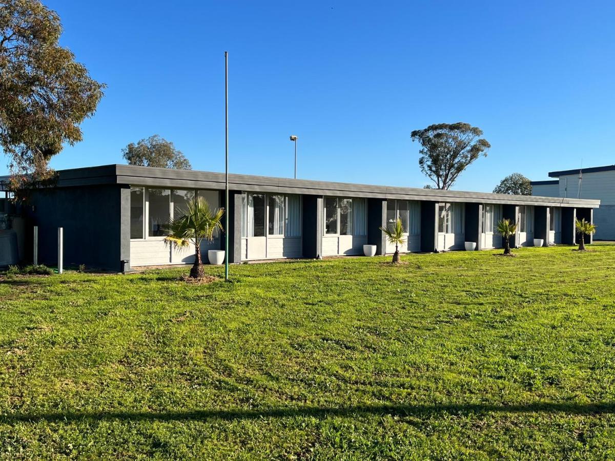 Happy Wanderer Motel Lake Boga On The Lake With Lake Views Extérieur photo