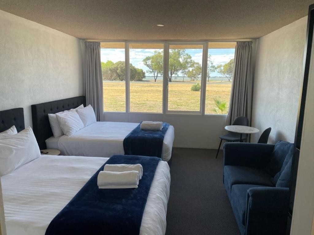 Happy Wanderer Motel Lake Boga On The Lake With Lake Views Extérieur photo