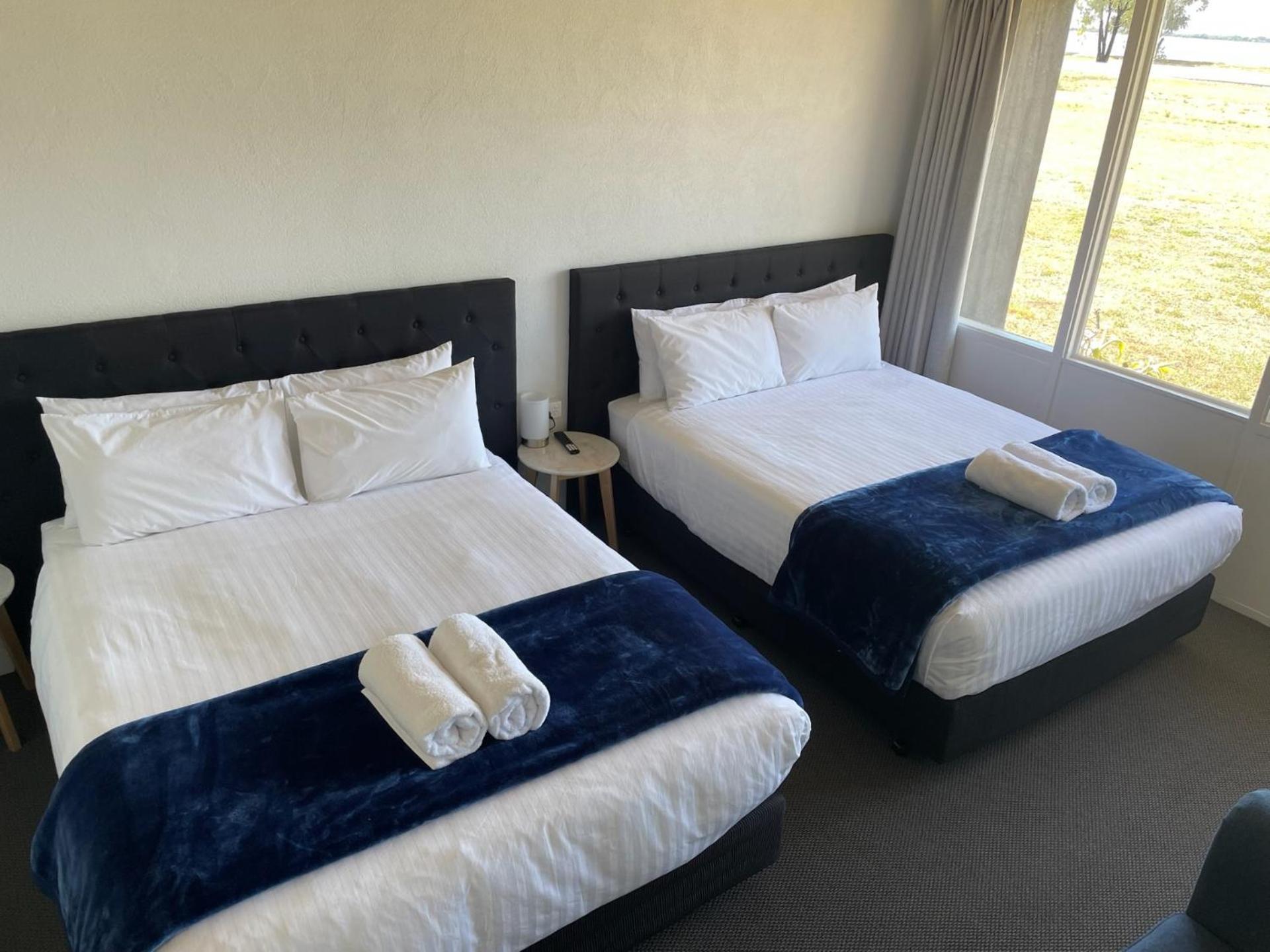 Happy Wanderer Motel Lake Boga On The Lake With Lake Views Extérieur photo