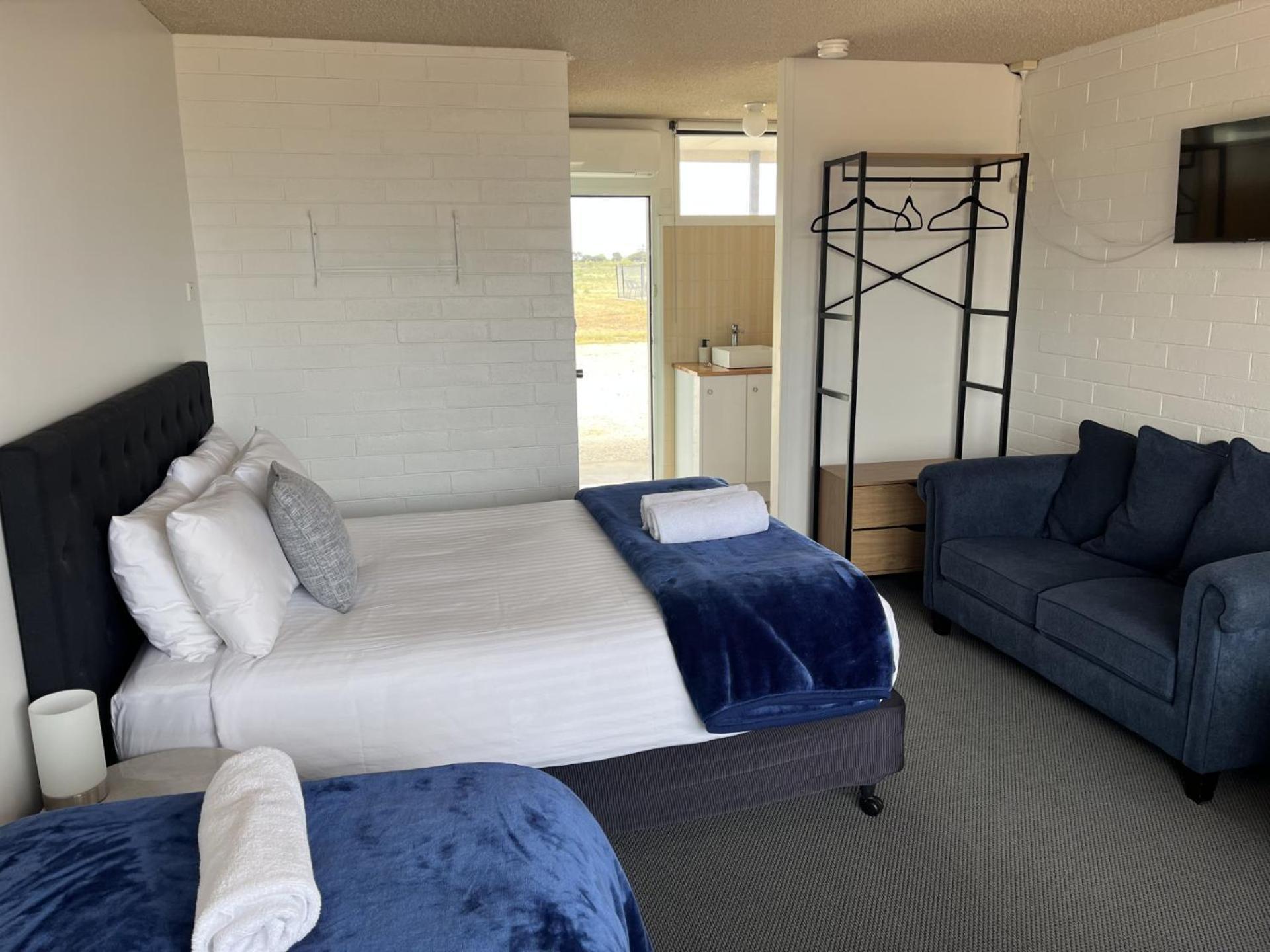 Happy Wanderer Motel Lake Boga On The Lake With Lake Views Extérieur photo