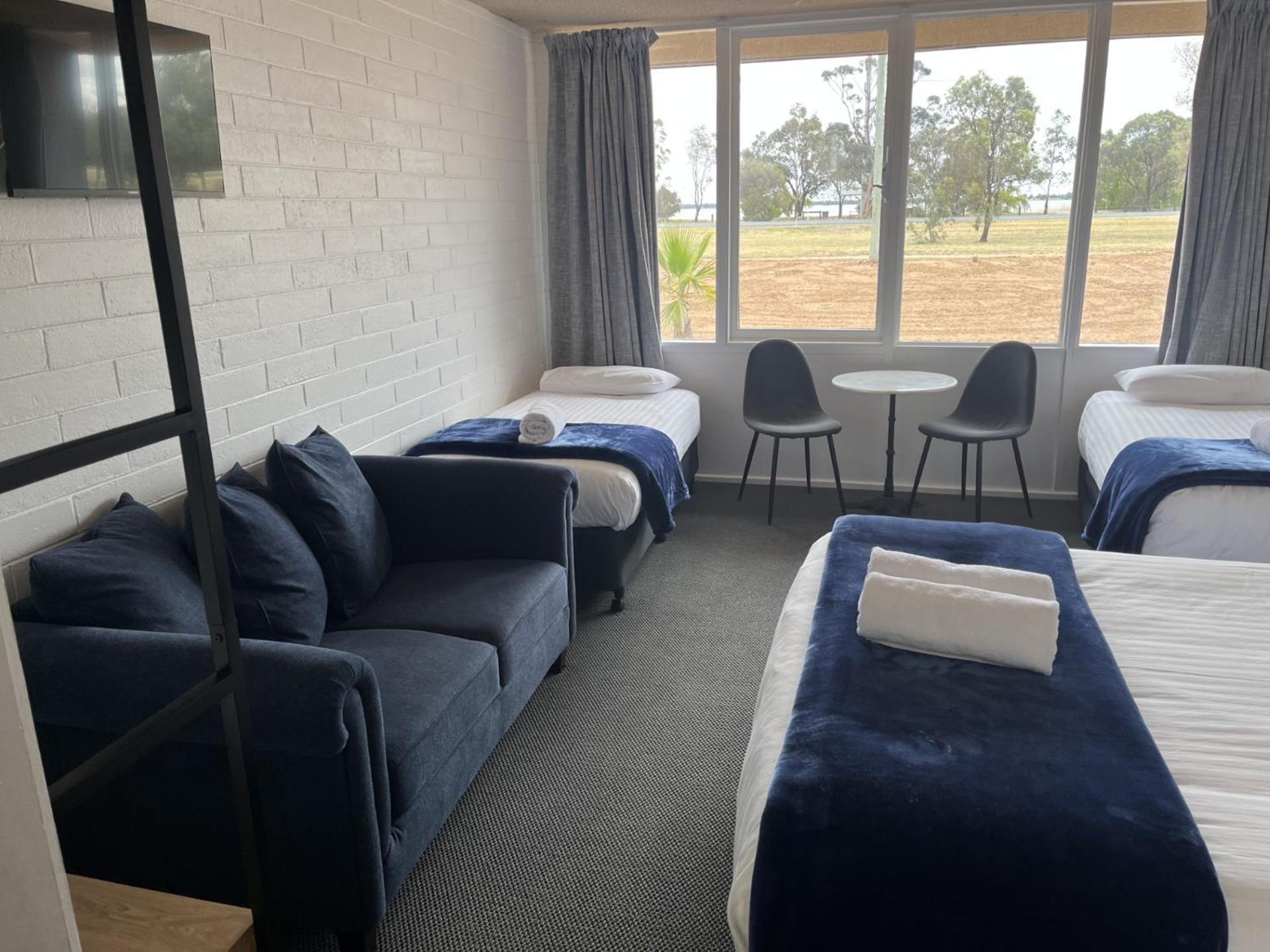 Happy Wanderer Motel Lake Boga On The Lake With Lake Views Extérieur photo